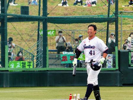 　楽天・牧田との対戦を笑顔で終えた雄平