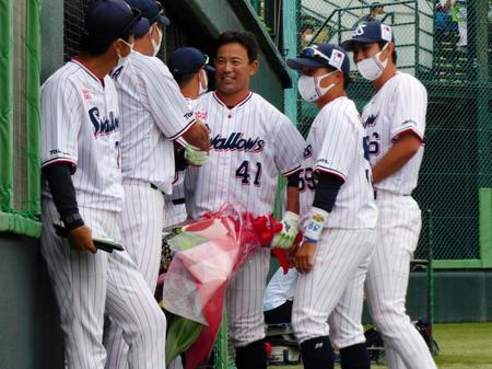 今季限りで現役引退を発表し、ファーム最終戦で花束を贈られた雄平