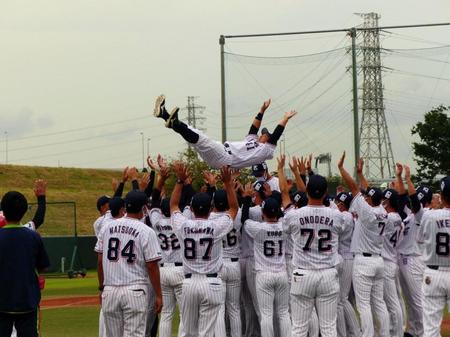 ファーム最終戦で、ナインに５度胴上げされた雄平