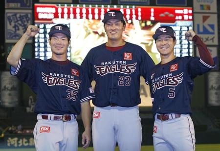 　日本ハムに勝利し、笑顔でポーズをとる（左から）島内、弓削、茂木