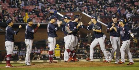 　日本ハムに勝利し、タッチを交わす楽天ナイン
