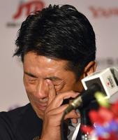 巨人・坂本勇人からのサプライズメッセージに目頭を押さえる日本代表・稲葉篤紀監督＝グランドプリンスホテル新高輪（撮影・佐藤厚）