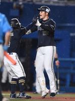 ９回、逆転３ランを放ち福田とタッチを交わすＴ－岡田（撮影・開出牧）