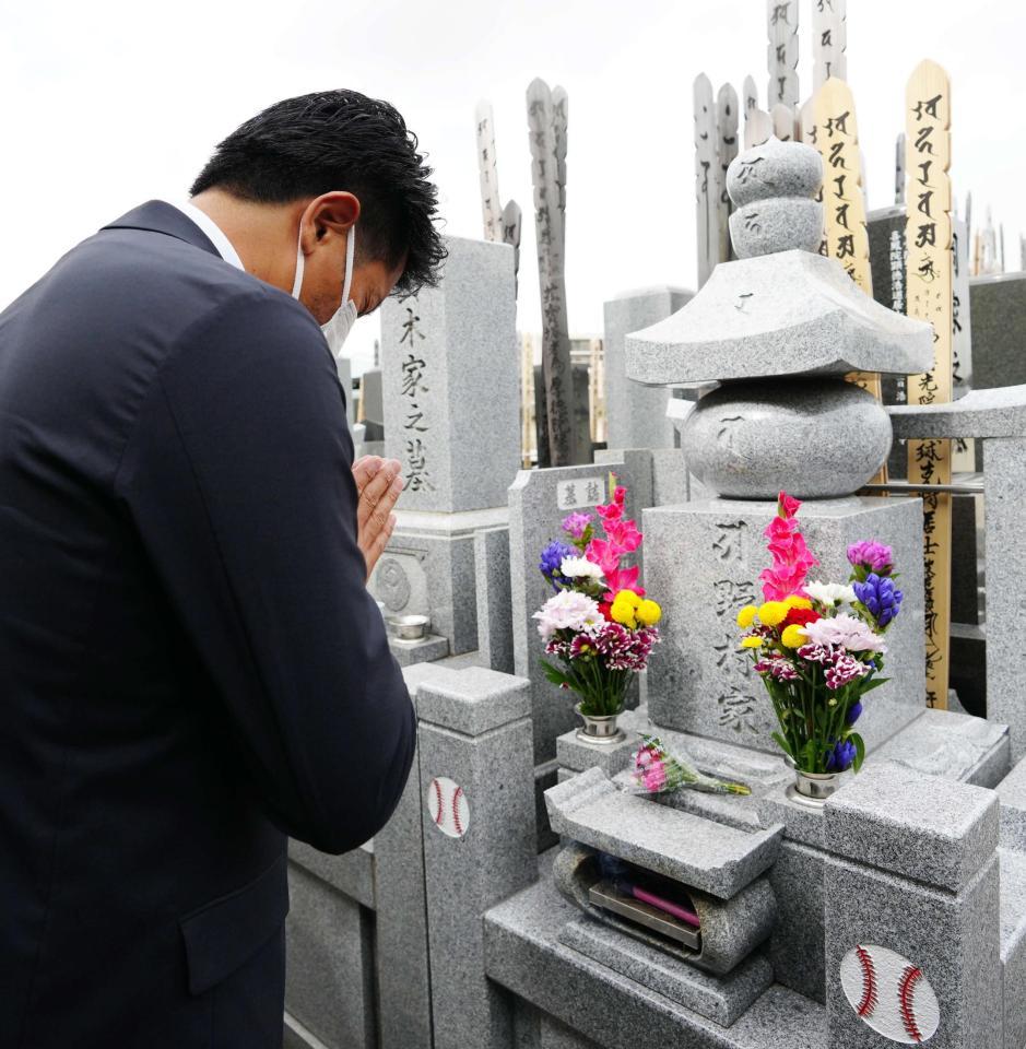 写真説明　：ヤクルト時代の恩師である野村克也さんの墓前で手を合わせる侍ジャパン稲葉篤紀監督（代表撮影）＝２０２１年９月３０日、都内で