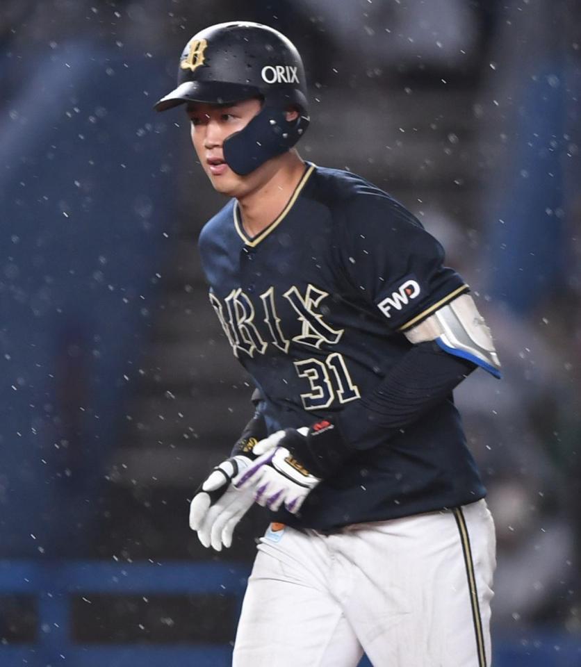 ８回、同点ソロを放ちベースを回る太田（撮影・開出牧）