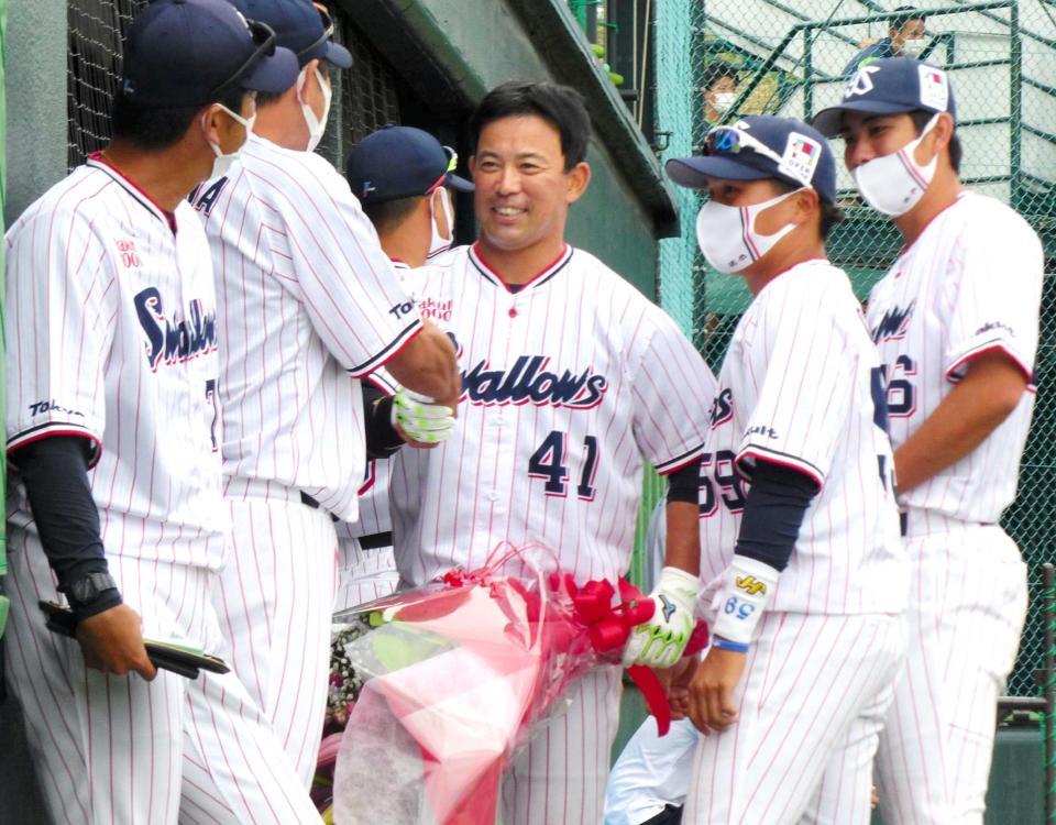 　ファーム最終戦で花束を贈られた雄平