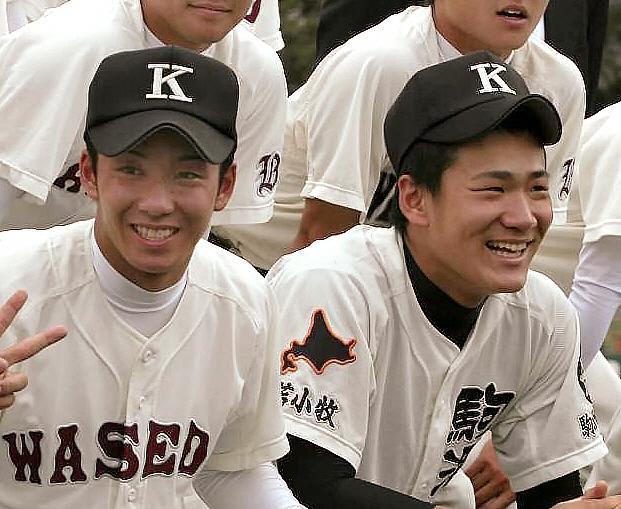 国体決勝後、並んで記念写真を撮る早実・斎藤や駒大苫小牧・田中ら＝２００６年１０月