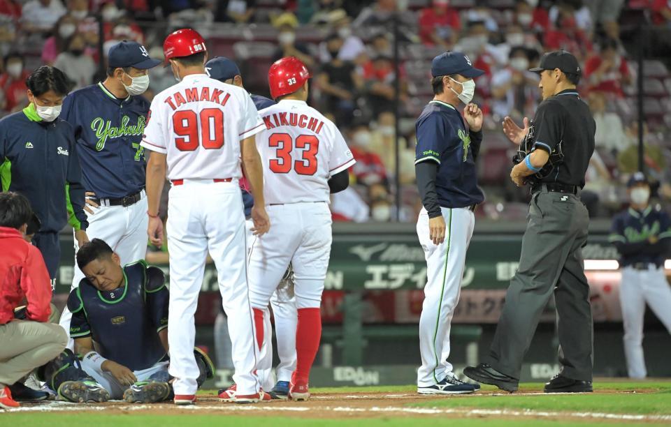 ヤクルト 中村 本塁守備時に三走と交錯 球場一時騒然もプレー復帰 守備妨害なし 野球 デイリースポーツ Online