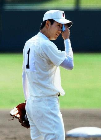 　早実時代、ハンカチで汗をぬぐう斎藤佑