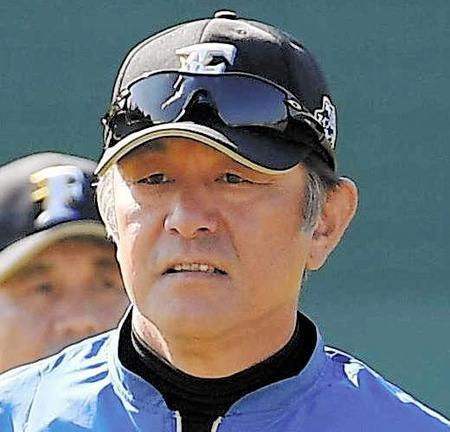 　引退を発表した斎藤佑をねぎらった日本ハム・荒木コーチ