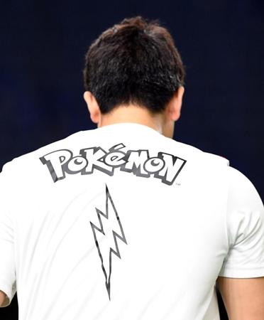 　ポケモンＴシャツを着る菅野（撮影・佐藤厚）