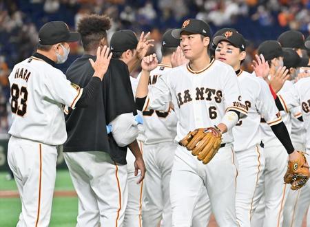 　ＤｅＮＡに連勝し、原監督（左端）とエアハイタッチする坂本。右は丸