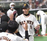 　２回、亀井善行は右越えにソロ本塁打を放つ（撮影・佐藤厚）