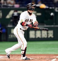 　２回、亀井は右越えにソロ本塁打を放つ（撮影・佐藤厚）