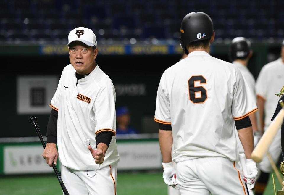 　坂本（右）にアドバイスする原監督（撮影・佐藤厚）