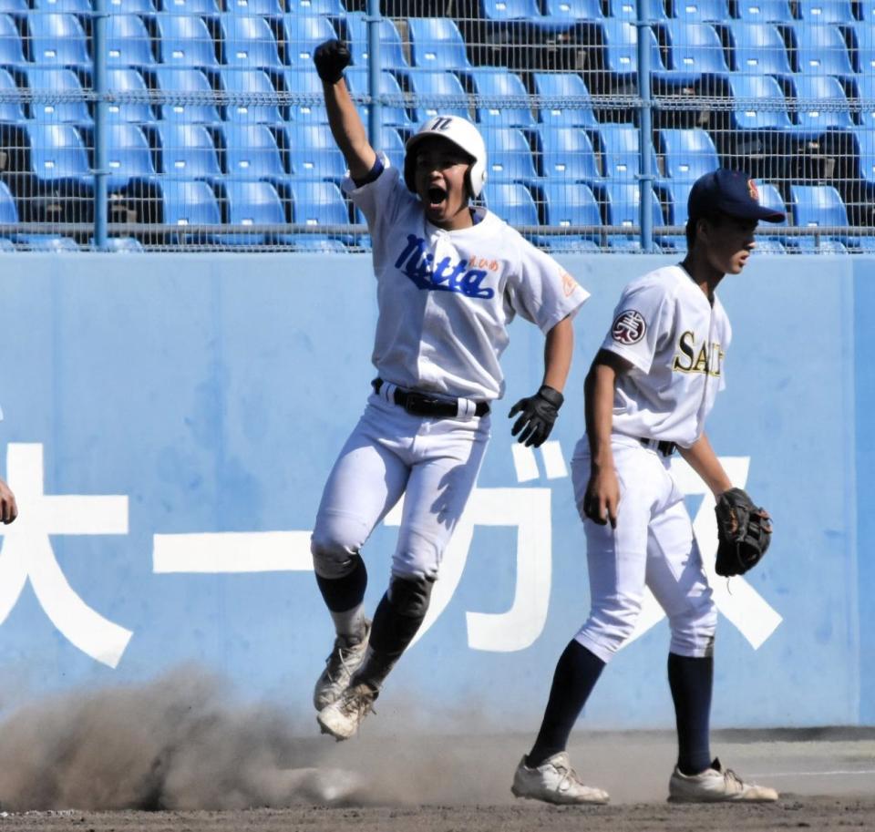 　３回、先制の２点適時三塁打を放った新田・山内（中央）