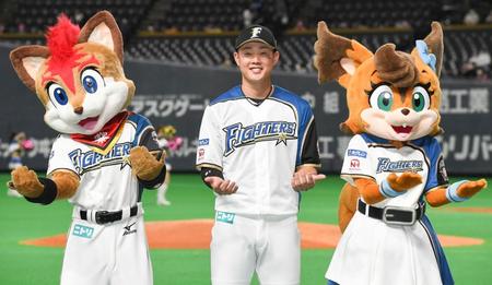 西武に競り勝ち、ポーズをとる日本ハム・高浜＝札幌ドーム