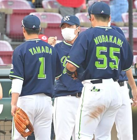 　広島に３連勝し、山田（左）、村上（右）らを出迎える高津監督（撮影・高部洋祐）