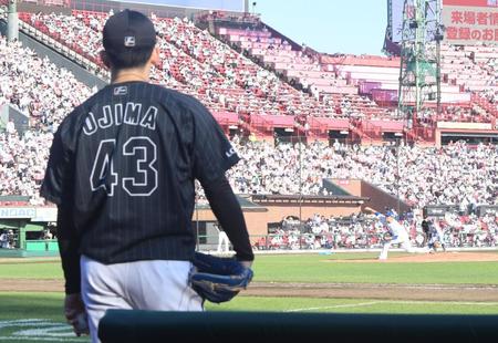 　田中将の投球を見る小島（撮影・金田祐二）