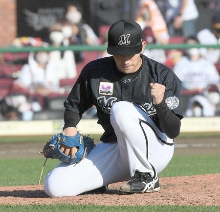 　９回、岡島を併殺打にしとめガッツポーズの小島（撮影・金田祐二）