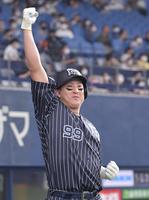 　２回、先制ソロを放ったオリックス・杉本は高々と拳を突きあげる（撮影・神子素慎一）
