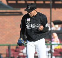 　完封で１０勝目を挙げ喜ぶ小島（撮影・金田祐二）