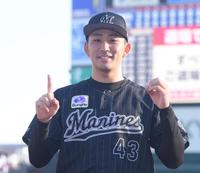 　完封で１０勝目を挙げ喜ぶ小島（撮影・金田祐二）