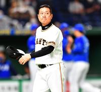 　ＤｅＮＡと引き分け、厳しい表情を浮かべて引き揚げる原監督（撮影・西岡正）