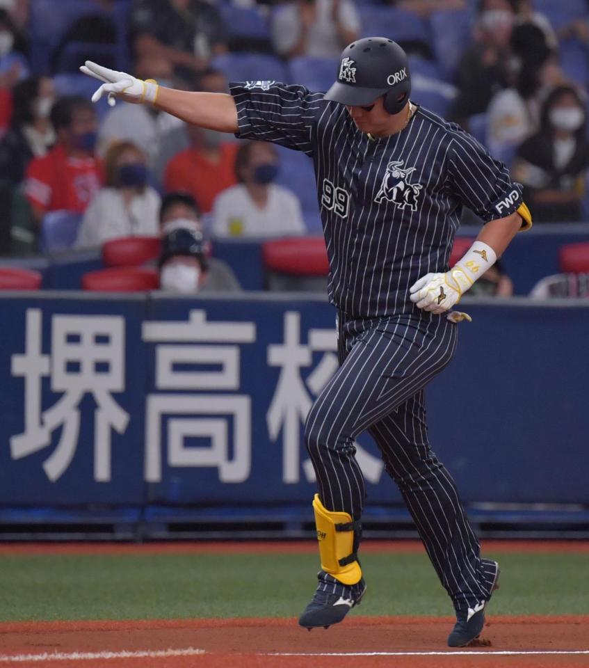 ２回オリックス無死、先制ソロを放ったオリックス・杉本裕太郎は悠々とダイヤモンドを一周＝京セラドーム大阪（撮影・神子素慎一）