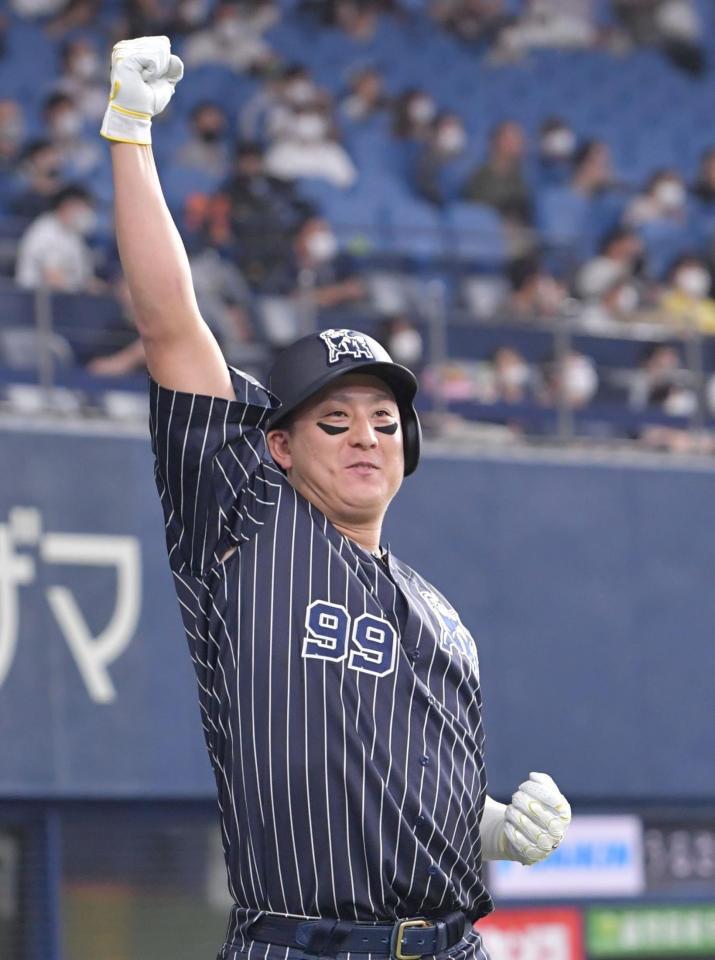 　２回、先制ソロを放ったオリックス・杉本は高々と拳を突きあげる（撮影・神子素慎一）