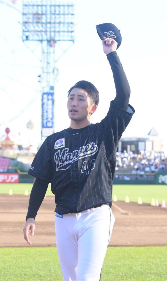 　ファンにあいさつする小島（撮影・金田祐二）