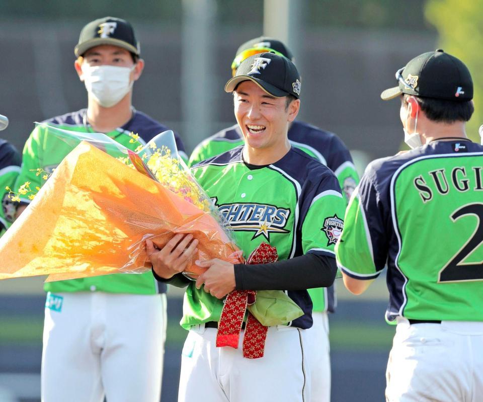 　試合後のセレモニーで花束を受け取る斎藤佑