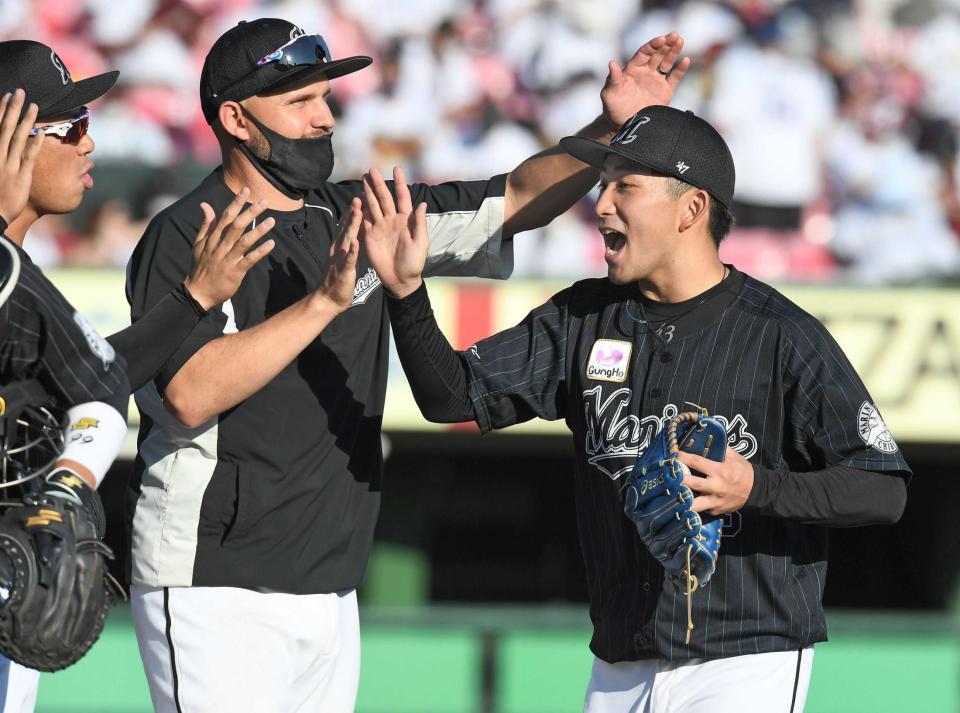 完封で１０勝目を挙げ、レアード（中央）らナインに迎えられる小島（撮影・金田祐二）