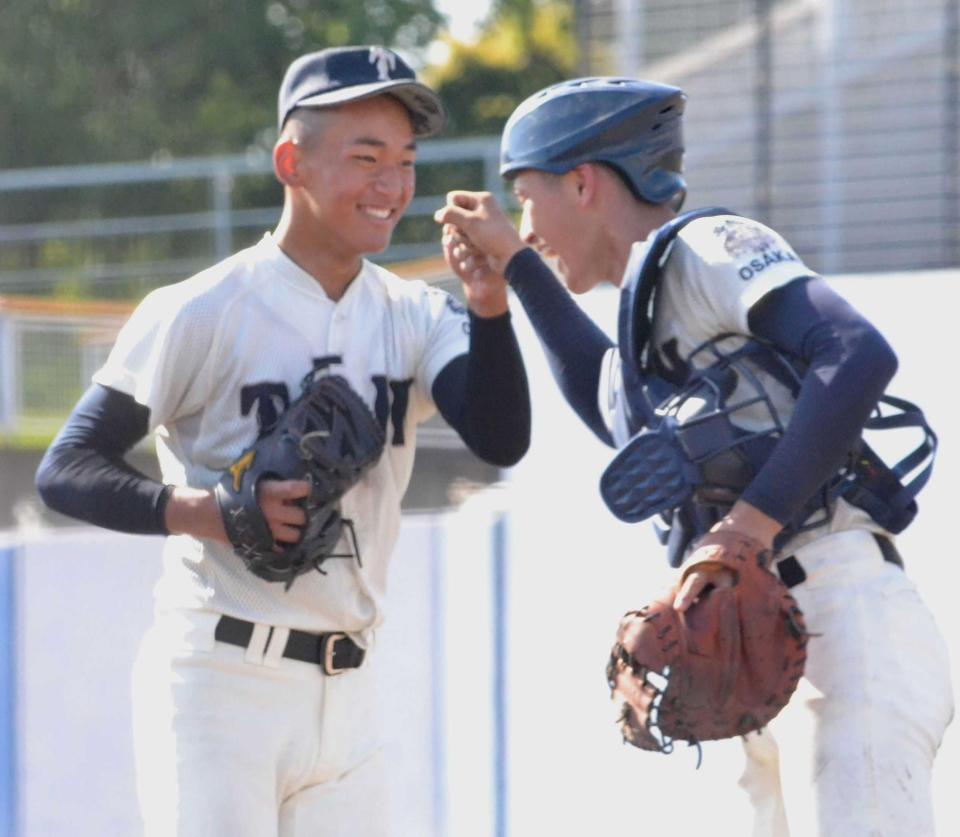 　完投し、松尾（右）とタッチする大阪桐蔭・前田