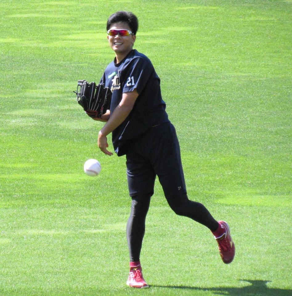 　５日・ソフトバンク戦での先発に向けてリラックスした表情でキャッチボールを行う早川