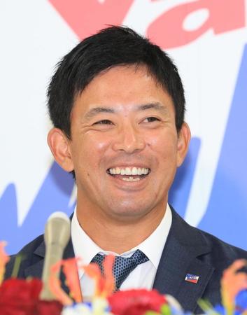 笑顔を見せる雄平（代表撮影）＝都内の球団事務所