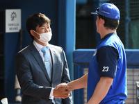 　戦力外通知を受け、オースティンとあいさつする中井（撮影・金田祐二）