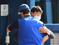 　戦力外通知を受け、オースティンとあいさつする中井（撮影・金田祐二）