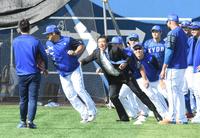 　戦力外通知を受け、ナインと最後のウォーミングアップをする斎藤（中央）＝撮影・金田祐二