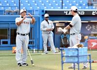 　坂本（右）にアドバイスする阿部１軍作戦コーチ（撮影・佐藤厚）