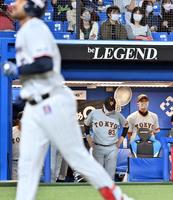 ４回、サンタナ（手前）に２者連続本塁打を浴び、厳しい表情を見せる（右から）阿部作戦コーチ、原監督