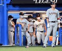 　１回、サインを出す阿部１軍作戦コーチ（左端）＝撮影・佐藤厚