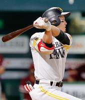 ７回ソフトバンク２死、栗原が左越えに本塁打を放つ＝ペイペイドーム