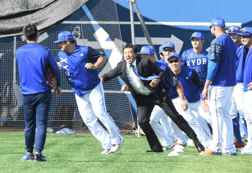 　戦力外通知を受け、ナインと最後のウォーミングアップをする斎藤（中央）＝撮影・金田祐二