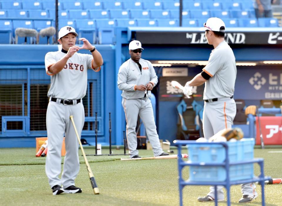 　坂本（右）にアドバイスする阿部１軍作戦コーチ（撮影・佐藤厚）