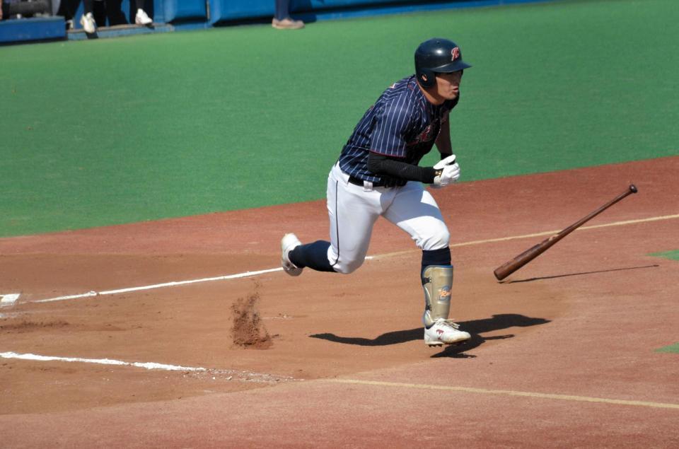６回１死から右前打を放つ国士舘大・池田来