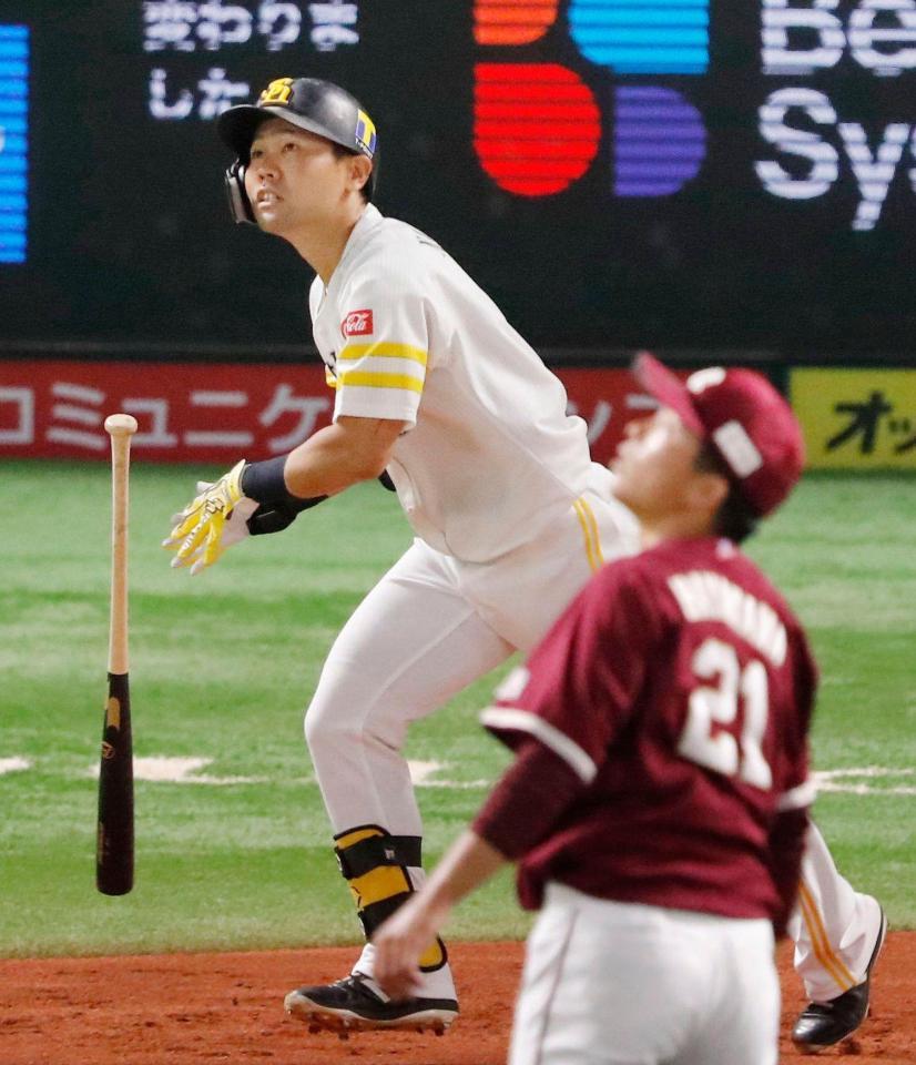 １回ソフトバンク２死、中村晃が右越えに満塁本塁打を放つ。投手早川＝ペイペイドーム
