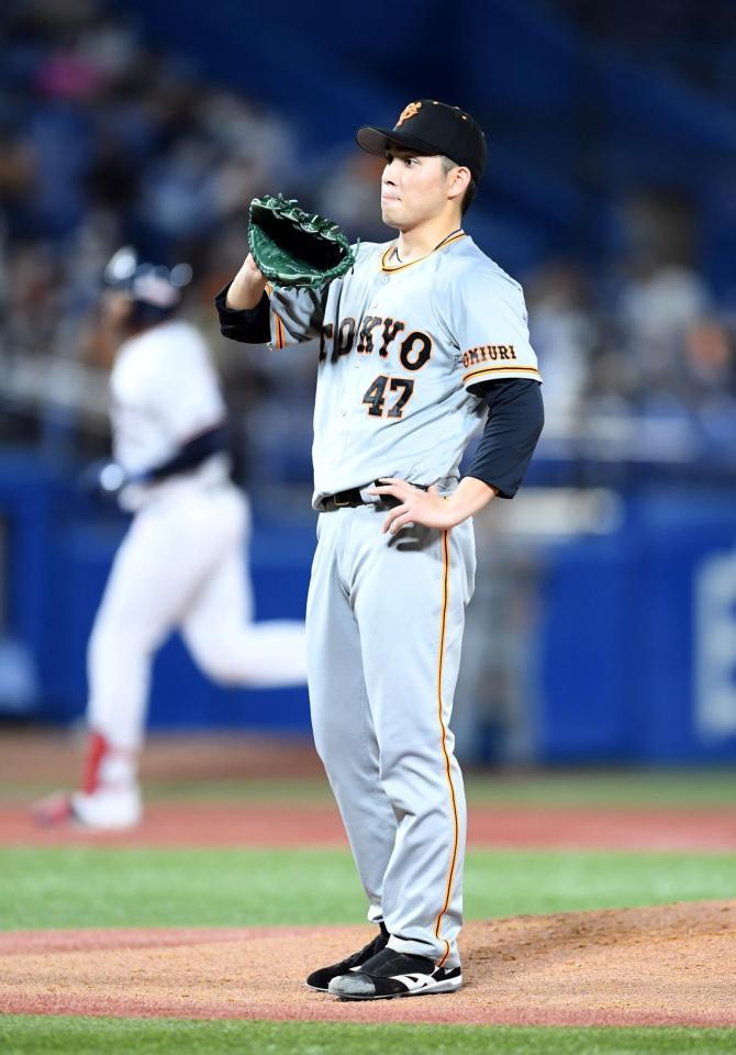 　４回、高橋はサンタナ（左）に２者連続本塁打を打たれる（撮影・佐藤厚）