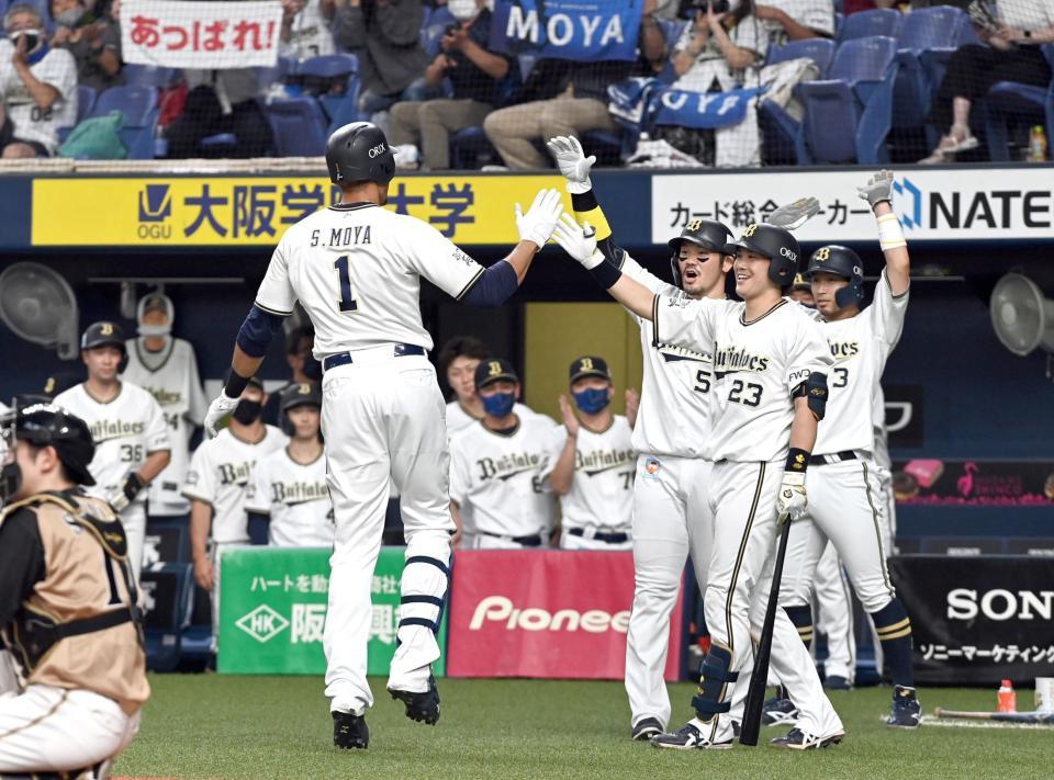 　６回、３ランを放ったモヤを迎えるオリックスナイン（撮影・山口登）