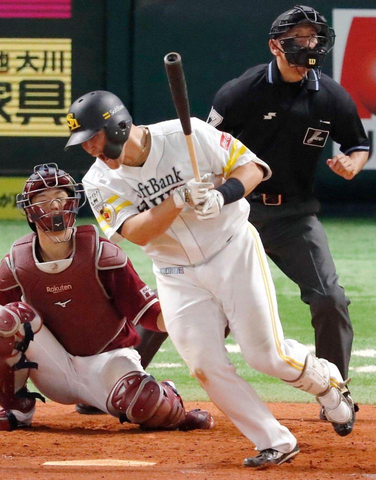 ８回ソフトバンク無死、リチャードが左越えに同点ソロを放つ＝ペイペイドーム